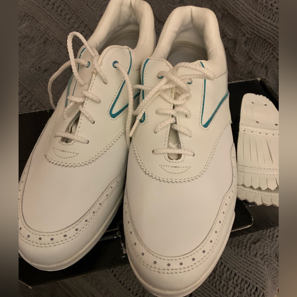 Woman’s Etonic golf shoes